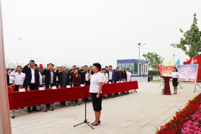 3.悟思想——中國二十二冶集團(tuán)雄安公司黨委書記、紀(jì)委書記、代理工會(huì)主席胡明琦帶領(lǐng)全體黨員重溫入黨誓詞